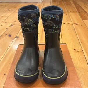 Boggs youth size 5 black, navy and lime green
